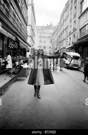 22 ans Linda Dugmore à partir de North Harrow, une danseuse au Crazy Horse le célèbre club de nuit à Paris. ;Linda sortir shopping Banque D'Images