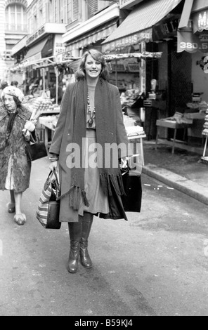 22 ans Linda Dugmore à partir de North Harrow, une danseuse au Crazy Horse le célèbre club de nuit à Paris. ;Linda sortir shopping Banque D'Images