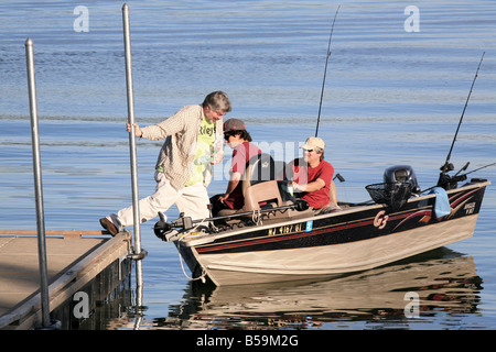 Un pêcheur l'progression de la station dans un petit bateau de pêche . Banque D'Images