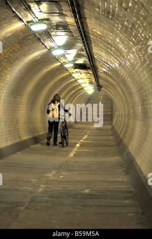 Cycliste à Greenwich foot tunnel Banque D'Images