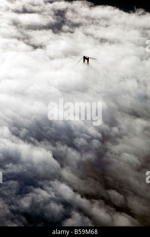 Vue aérienne au-dessus du Golden Gate Bridge dans le brouillard Banque D'Images