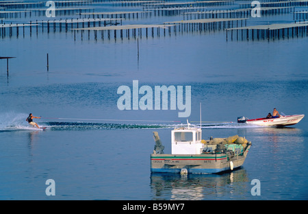 SKI NAUTIQUE ET OYSTER FARM 'BASSIN DE THAU BASSIN' LANGUEDOC FRANCE Banque D'Images