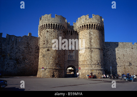 Marine Gate, la vieille ville de Rhodes, Rhodes, Dodécanèse, îles grecques, Grèce, Europe Banque D'Images