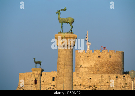 Cerf et biche en bronze des statues, l'entrée au port de Mandraki, la ville de Rhodes, Rhodes, Dodécanèse, îles grecques, Grèce, Europe Banque D'Images