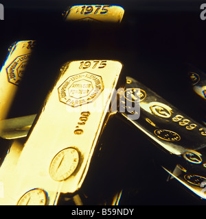 Plusieurs image de 2 barres d'or sur fond noir Banque D'Images