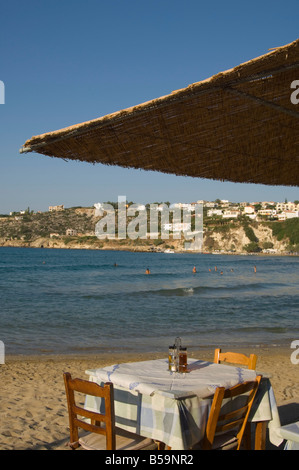 Une taverne en bord de mer dans la station balnéaire de Plaka sur la côte nord de Crète îles grecques Grèce Europe Banque D'Images