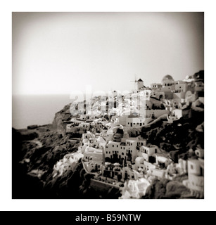 Polaroid de vue du village de Oia Santorini Cyclades Iles grecques Grèce Europe Banque D'Images