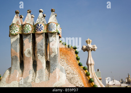 Cheminées bizarres sortent du toit de la Casa Batlló de Gaudí, Anton appartement maison moderniste à Barcelone Banque D'Images