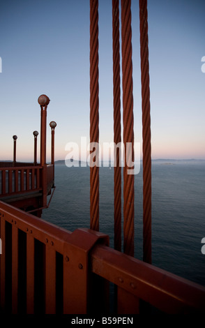 Détail de câbles de suspension sur le Golden Gate Bridge at sunset Banque D'Images