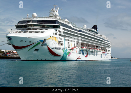 Tiré du bateau de croisière Norwegian Dawn, amarré au bassin nord, Quai de l'Arsenal, Royal Naval Dockyard, Bermudes Banque D'Images