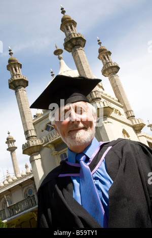 Le jour de la remise des diplômes des étudiants de l'université du Sussex en Angleterre portant robe et mortier Banque D'Images