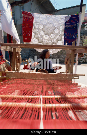 Femme weaver dans village proche de Plateau Lassithi Crète îles grecques Grèce Europe Banque D'Images