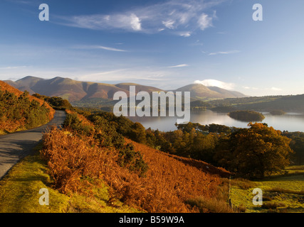 Vue sur le lac vers Skiddaw et Blencathra de près de Catbells au lever du soleil en automne, Lake District, Cumbria Banque D'Images