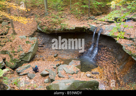 Ohio Boston Un photographe prend des photos à Blue Hen Falls de Cuyahoga Valley National Park Banque D'Images