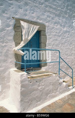 Close-up d'escalier avec rail bleu et porte d'une maison blanchie à la chaux à Chora sur Patmos, Îles du Dodécanèse, îles grecques, Grèce Banque D'Images