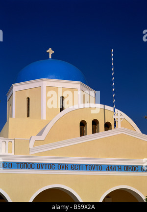 Avec l'inscription de l'église et dôme bleu dans le village de Oia Santorini Santorini Cyclades Iles grecques Grèce Europe Banque D'Images