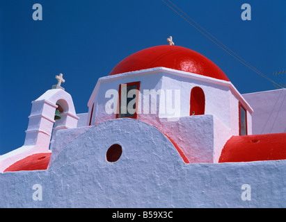 Close up de murs blancs et toit rouge et le dôme d'une église à Mykonos Cyclades Iles grecques Grèce Europe Banque D'Images