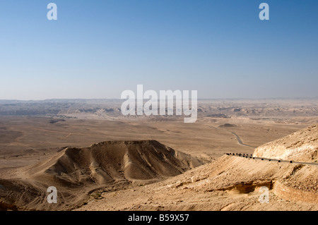 Paysage désertique, le cratère de Ramon, les scorpions ascension Banque D'Images