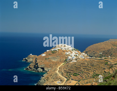 Littoral de l'village Kastro sur la colline au-delà des terrasses sur Sifnos Cyclades Iles grecques Grèce Europe Banque D'Images