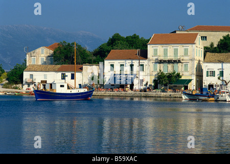 Port et front de mer de la pêche du nord du village de Fiskardo, Kefalonia, îles Ioniennes, Grèce, Europe Banque D'Images