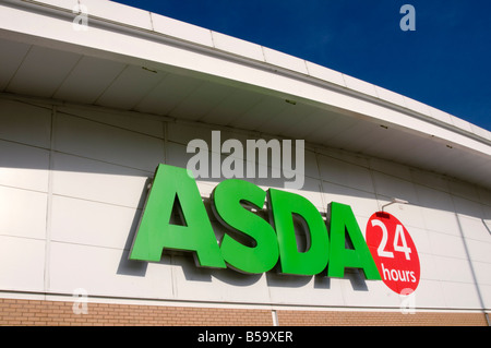 Les supermarchés hypermarché supermarché Asda détaillant à l'extérieur de la ville de vente au détail des aliments superstore 24 heures heures d'ouverture vêtements ouverte toute la nuit Banque D'Images