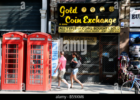 Des pièces d'or dealer shop au centre de Londres pour dimanche fermé Banque D'Images