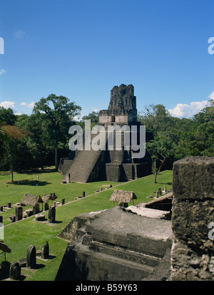 Temple II, Grande Place, Tikal, Site du patrimoine mondial de l'UNESCO, au Guatemala, en Amérique centrale Banque D'Images