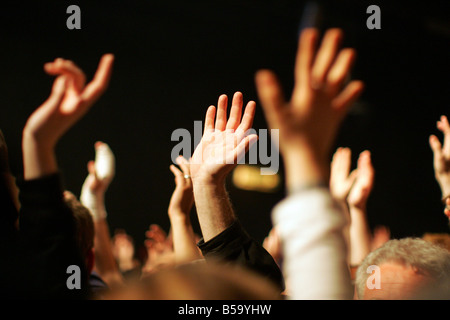 Fans lèvent la main lors d'un concert Banque D'Images