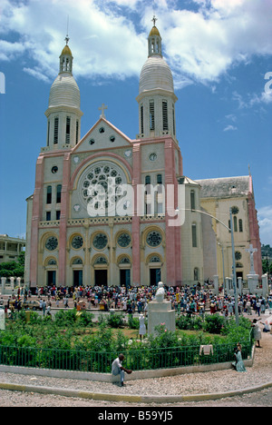 La foule devant la cathédrale catholique à Port-au-Prince Haïti Caraïbes D Lomax Banque D'Images