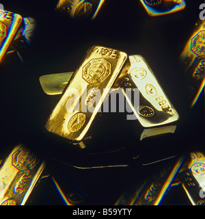 Plusieurs image de 2 barres d'or sur fond noir Banque D'Images