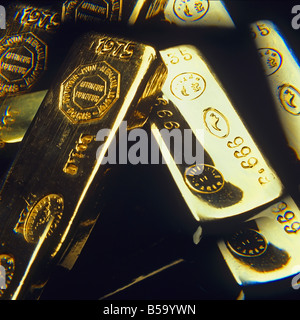 Plusieurs image de 2 barres d'or sur fond noir Banque D'Images