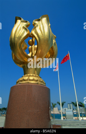 La sculpture et les drapeaux chinois au Hong Kong Convention and Exhibition Centre, Wan Chai, Hong Kong, Chine Banque D'Images