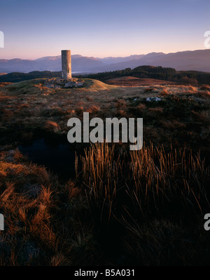 Trig point au sommet de Beinn Lora à au nord vers les montagnes de Glencoe et Glen Creran, Argyll, Scotland, UK. Banque D'Images