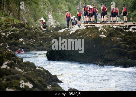 Nage en eau dans la rivière Vrbas dans Tjesno canyon près de la ville de Banja Luka, République de Srpska en Bosnie et Herzégovine Banque D'Images