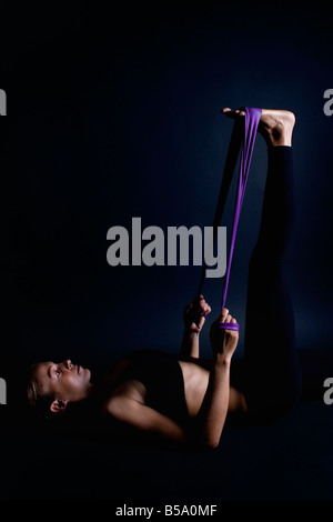 Woman Using Exercise Band Banque D'Images