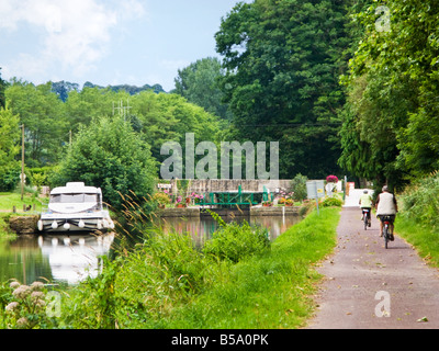 Bretagne, France, Nantes chemin de halage du canal de Brest cyclistes à une écluse du village de Cadoret dans le Morbihan Banque D'Images