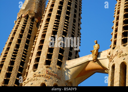 Statue de Jésus ressuscité le Christ au Temple de la Sagrada Familia (Sainte Famille) Église de Barcelone Catalogne Espagne Banque D'Images