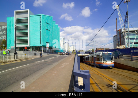 Le tram à l'extérieur de l'université de Sheffield building Banque D'Images