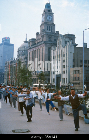 Tôt le matin le tai chi en face de l'ancienne douane Asie Chine Shanghai Banque D'Images