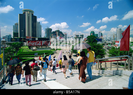 Scène de rue de la passerelle piétonne de la ville de Shenzhen dans la Zone économique spéciale boomtown sur la frontière avec Hong Kong Banque D'Images