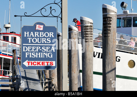 Inscrivez-vous à la marina quais pour visites du port et de la pêche en haute mer des billets à Port de Hyannis Cape Cod, MA, USA Banque D'Images