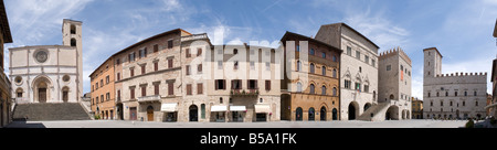 Panorama de l'ensemble de la Piazza del Popolo dans le centre de Todi en Ombrie, Italie. Le Duomo se trouve à une extrémité et à l'autre, le Palazzo del Popolo, le Palazzo del Capitano et le Palazzo dei avant Banque D'Images