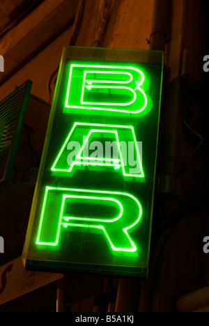 Bar Neon sign dans le quartier historique de El Carmen centre ville de Valence Espagne Banque D'Images