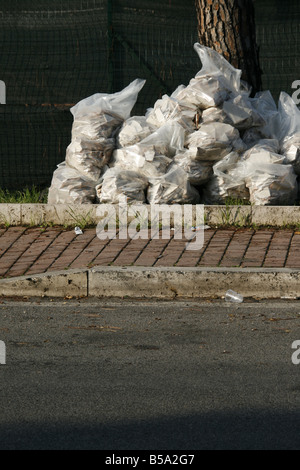 Sacs en plastique remplis de gravats du chantier de dumping par street Banque D'Images