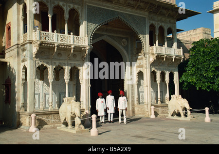 Passerelle vers les cours intérieures et les gardiens, City Palace, Jaipur, Rajasthan, Inde Banque D'Images