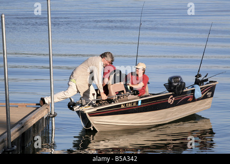 Un pêcheur l'progression de la station dans un petit bateau de pêche . Banque D'Images