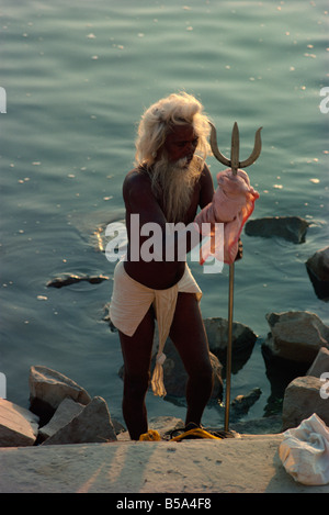 Sadhu avec trident un symbole du dieu Vishnu Varanasi Uttar Pradesh Inde Asie Banque D'Images