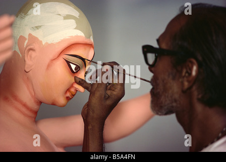 L'argile peinture image de Durga, la déesse guerrière, armés de 10 utilisé dans le Durga Puja festival, Varanasi, Uttar Pradesh, Inde Banque D'Images