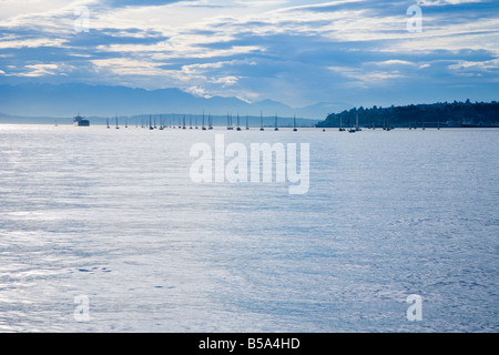 Voiliers sur l'horizon lointain dans Elliot Bay au large de la côte de Seattle Washington Banque D'Images