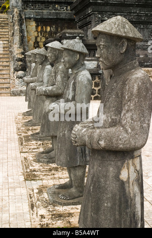 Figures de pierre sur la tombe de l'Empereur Khai Dinh près de Hue Vietnam Banque D'Images